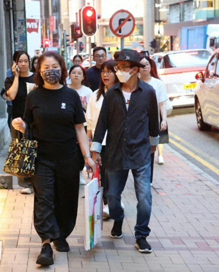 《梅启明街头拜祭梅妈，情绪失控当众痛哭，哭喊要找回骨灰重新安葬》配图 1