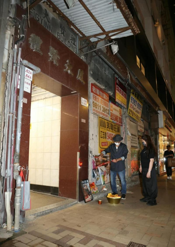 《梅启明街头拜祭梅妈，情绪失控当众痛哭，哭喊要找回骨灰重新安葬》配图 3