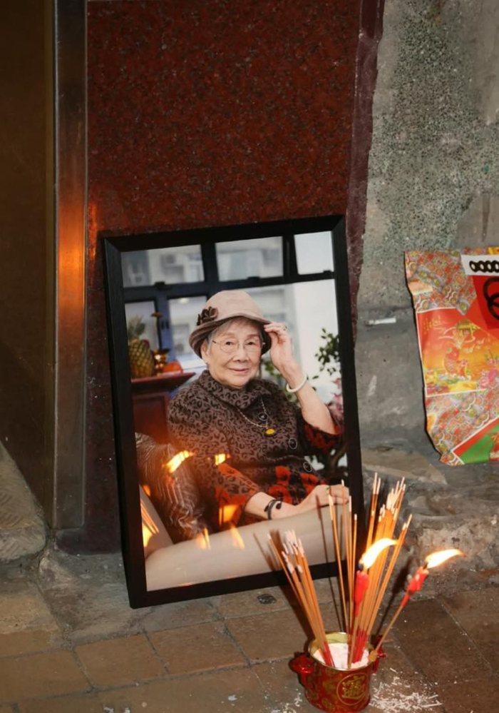 《梅启明街头拜祭梅妈，情绪失控当众痛哭，哭喊要找回骨灰重新安葬》配图 4