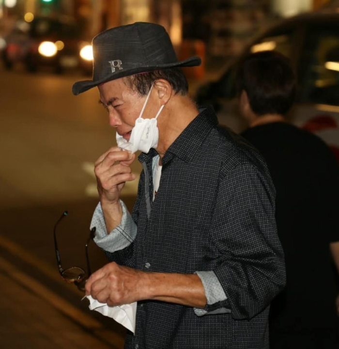 《梅启明街头拜祭梅妈，情绪失控当众痛哭，哭喊要找回骨灰重新安葬》配图 5