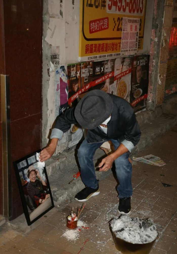 《梅启明街头拜祭梅妈，情绪失控当众痛哭，哭喊要找回骨灰重新安葬》配图 6