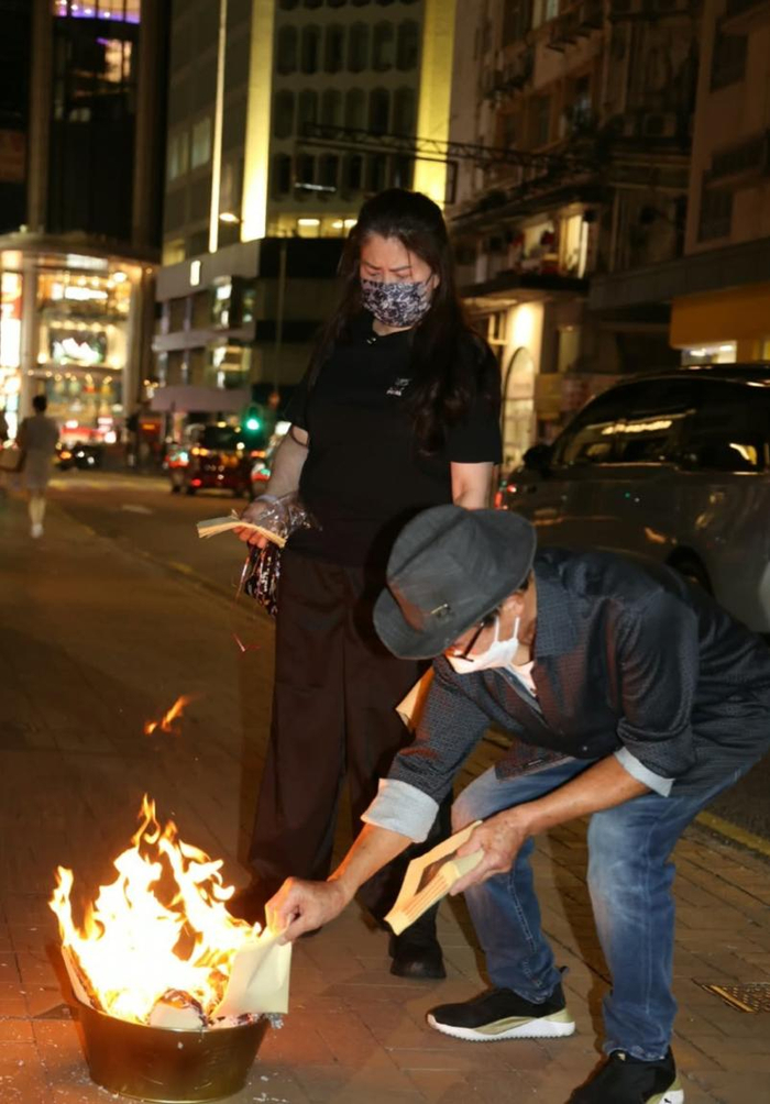 《梅启明街头拜祭梅妈，情绪失控当众痛哭，哭喊要找回骨灰重新安葬》配图 7