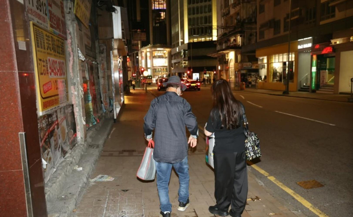 《梅启明街头拜祭梅妈，情绪失控当众痛哭，哭喊要找回骨灰重新安葬》配图 8