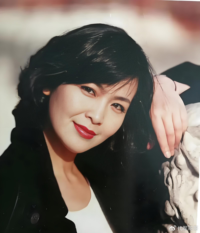 《61岁金莉莉近况曝光!低调嫁富商生下一女,如今婚姻生活很幸福》配图 1 《61岁金莉莉近况曝光!低调嫁富商生下一女,如今婚姻生活很幸福》配图 1