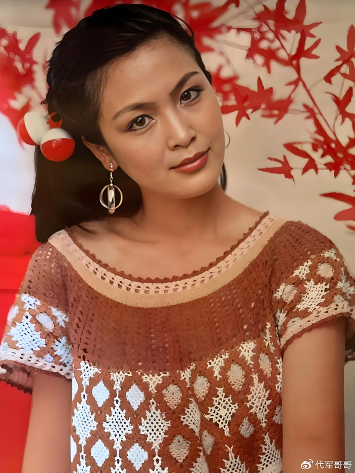 《61岁金莉莉近况曝光!低调嫁富商生下一女,如今婚姻生活很幸福》配图 4 《61岁金莉莉近况曝光!低调嫁富商生下一女,如今婚姻生活很幸福》配图 4