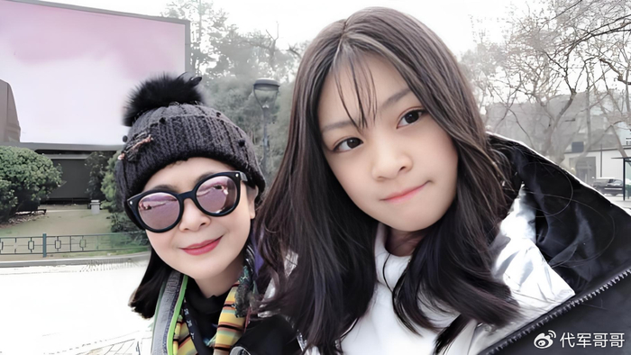 《61岁金莉莉近况曝光!低调嫁富商生下一女,如今婚姻生活很幸福》配图 6 《61岁金莉莉近况曝光!低调嫁富商生下一女,如今婚姻生活很幸福》配图 6