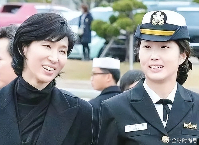 《韩国SK二公主崔敏贞,北大毕业嫁军官为妈撑腰,有钱有才父却出轨》配图 1 《韩国SK二公主崔敏贞,北大毕业嫁军官为妈撑腰,有钱有才父却出轨》配图 1