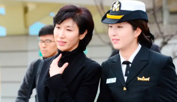 《韩国SK二公主崔敏贞,北大毕业嫁军官为妈撑腰,有钱有才父却出轨》配图 12 《韩国SK二公主崔敏贞,北大毕业嫁军官为妈撑腰,有钱有才父却出轨》配图 12