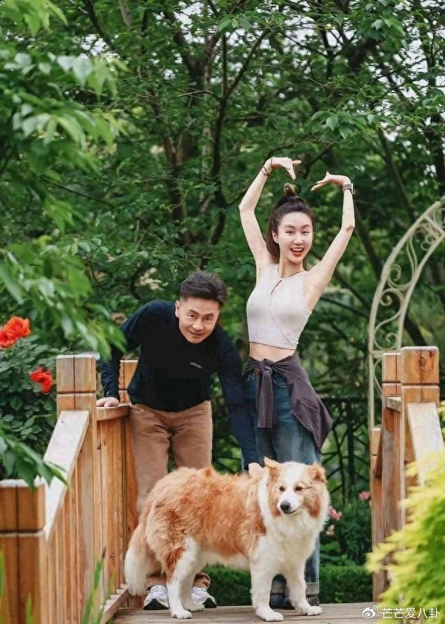 《一毕业就嫁知名大导演,26岁便儿女双全,如今36岁不拍戏当富太太》配图 1 《一毕业就嫁知名大导演,26岁便儿女双全,如今36岁不拍戏当富太太》配图 1