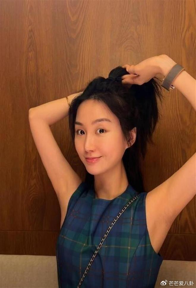《一毕业就嫁知名大导演,26岁便儿女双全,如今36岁不拍戏当富太太》配图 2 《一毕业就嫁知名大导演,26岁便儿女双全,如今36岁不拍戏当富太太》配图 2