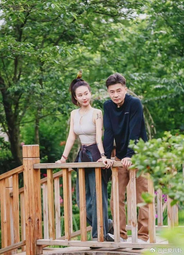《一毕业就嫁知名大导演,26岁便儿女双全,如今36岁不拍戏当富太太》配图 6 《一毕业就嫁知名大导演,26岁便儿女双全,如今36岁不拍戏当富太太》配图 6