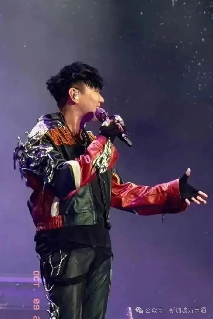 《林俊杰女友七七现身新加坡！低调捧场男友F1演出、全程贴心陪林妈…》配图 4