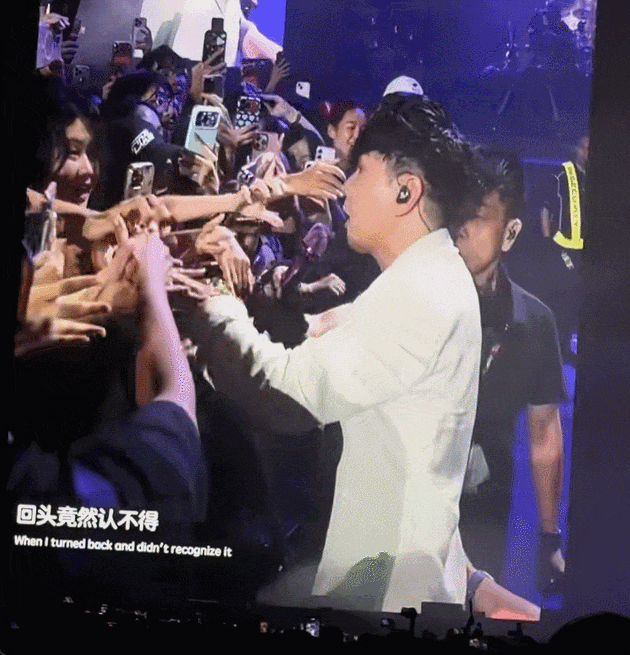 《林俊杰女友七七现身新加坡！低调捧场男友F1演出、全程贴心陪林妈…》配图 6
