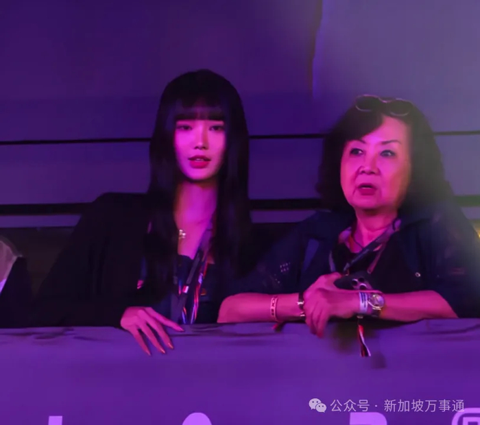 《林俊杰女友七七现身新加坡！低调捧场男友F1演出、全程贴心陪林妈…》配图 8