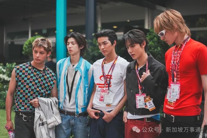 《林俊杰女友七七现身新加坡！低调捧场男友F1演出、全程贴心陪林妈…》配图 16