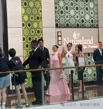 《林俊杰女友七七现身新加坡！低调捧场男友F1演出、全程贴心陪林妈…》配图 21