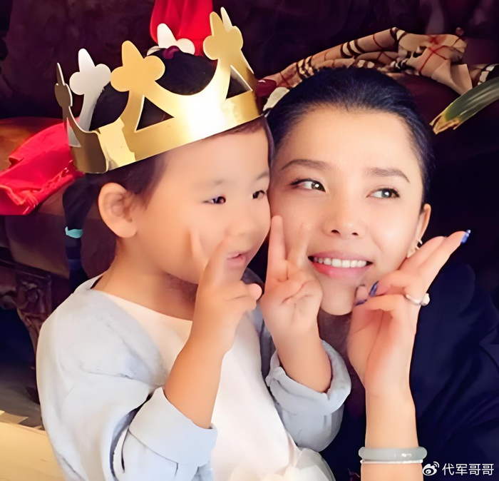 《48岁李佳璇近况曝光!导演老公路学长离世12年,如今与女儿相依为命》配图 8 《48岁李佳璇近况曝光!导演老公路学长离世12年,如今与女儿相依为命》配图 8