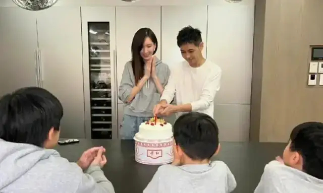 《51岁林志颖公开露面,脸上疤痕消失,疑似医美过度,长相变了》配图 15 《51岁林志颖公开露面,脸上疤痕消失,疑似医美过度,长相变了》配图 15