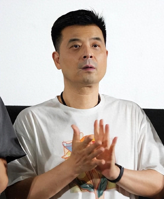 《同班同窗结为夫妻,五十余部作品蛰伏半生,52 岁傅迦一夜爆红》配图 1 《同班同窗结为夫妻,五十余部作品蛰伏半生,52 岁傅迦一夜爆红》配图 1
