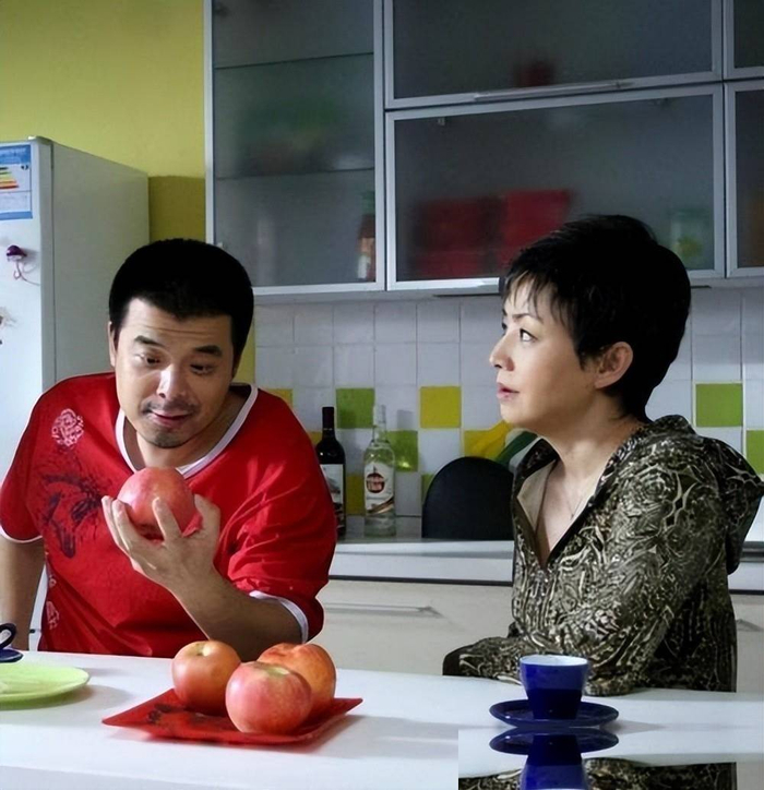 《同班同窗结为夫妻,五十余部作品蛰伏半生,52 岁傅迦一夜爆红》配图 10 《同班同窗结为夫妻,五十余部作品蛰伏半生,52 岁傅迦一夜爆红》配图 10