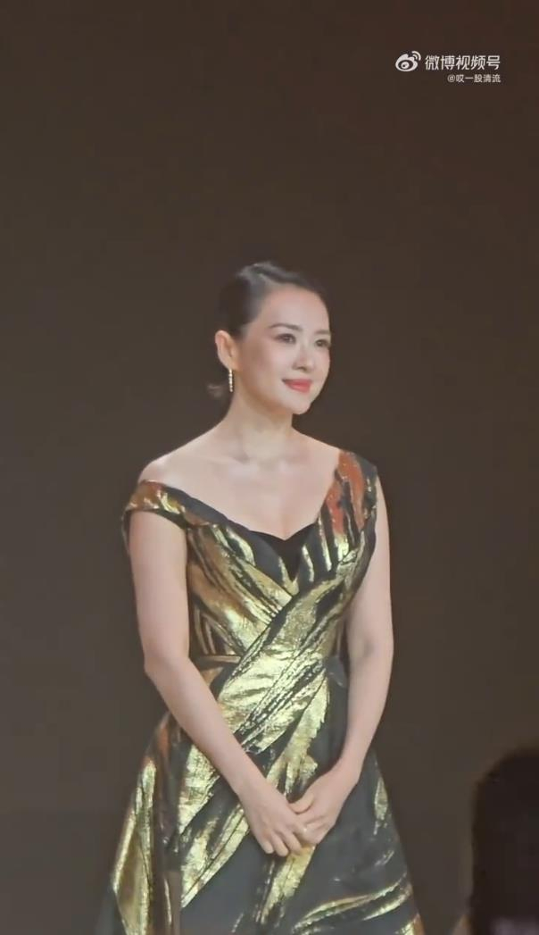 《章子怡短发狼尾引热议,本人发文“所有的美好都在眼里”》配图 3 《章子怡短发狼尾引热议,本人发文“所有的美好都在眼里”》配图 3