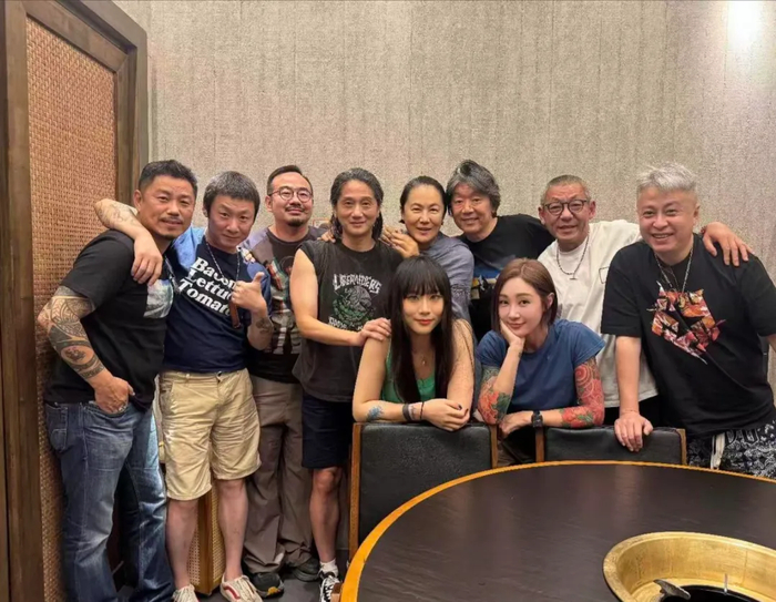《摇滚圈为窦唯前妻高原庆57岁生日，为女儿窦佳嫄破108万抚养费谣言》配图 3