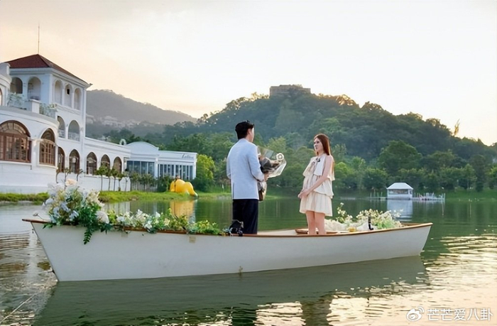 《太突然！王菲官宣订婚，现场照片、巨型钻戒曝光，嫁入豪门太幸福》配图 3