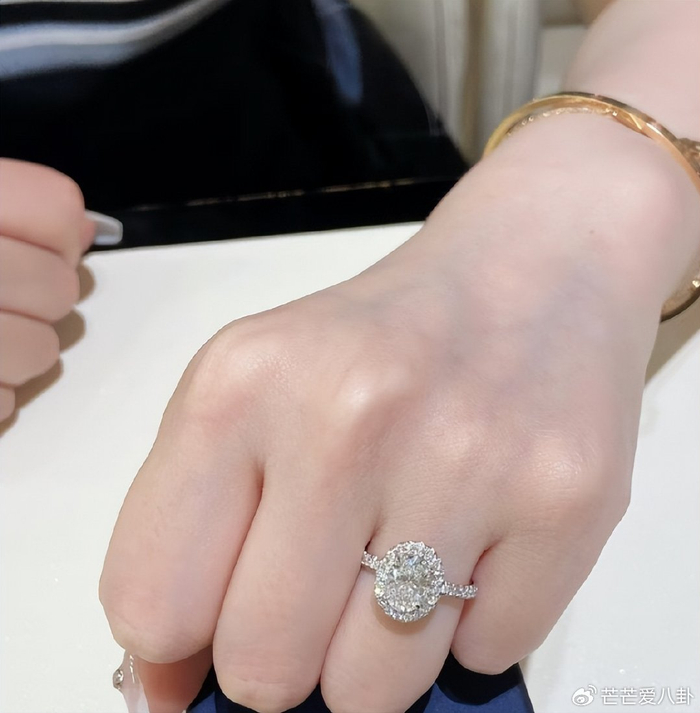 《太突然！王菲官宣订婚，现场照片、巨型钻戒曝光，嫁入豪门太幸福》配图 5