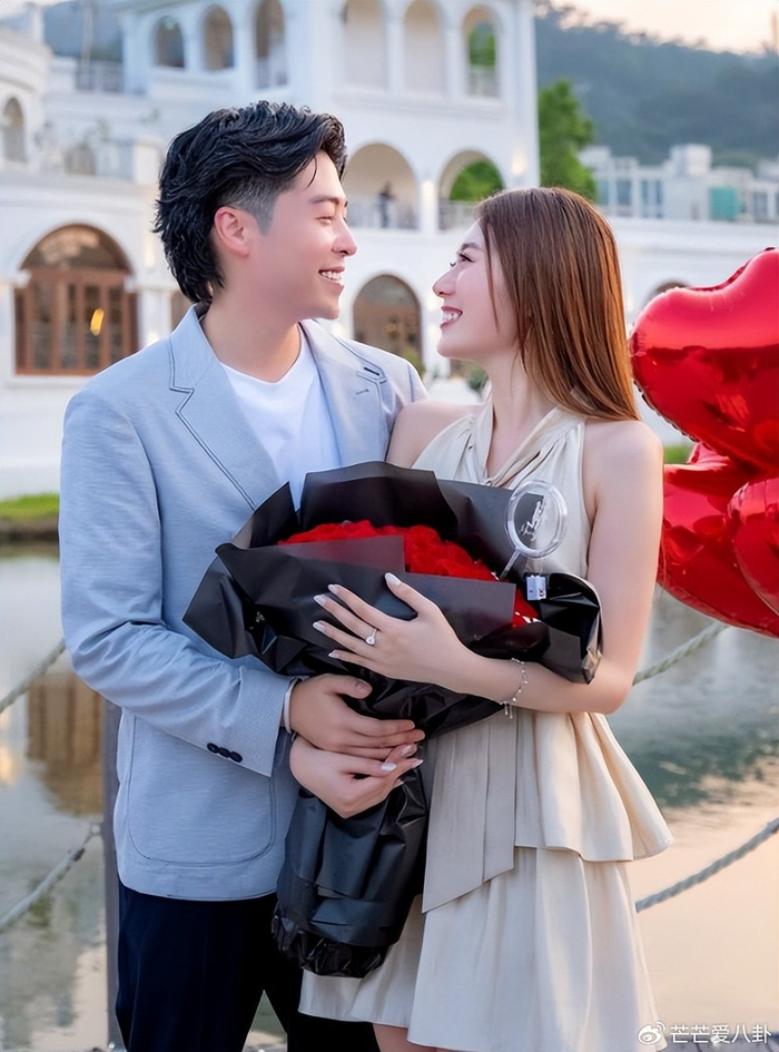 《太突然！王菲官宣订婚，现场照片、巨型钻戒曝光，嫁入豪门太幸福》配图 6