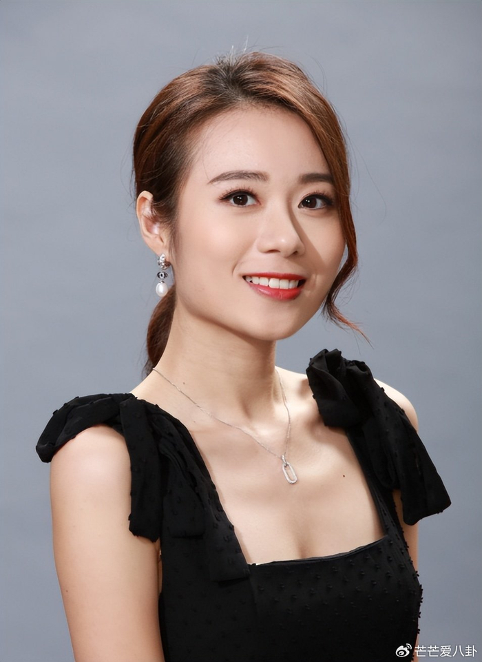 《太突然！王菲官宣订婚，现场照片、巨型钻戒曝光，嫁入豪门太幸福》配图 23