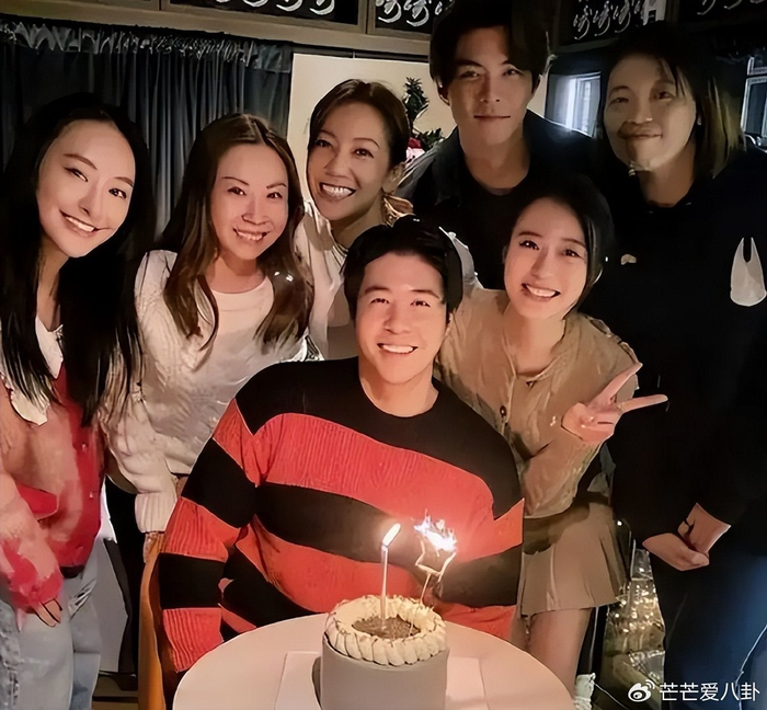 《太突然！王菲官宣订婚，现场照片、巨型钻戒曝光，嫁入豪门太幸福》配图 26