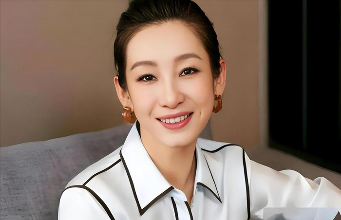 《被嘲最丑影后、诞下巨婴儿子,秦海璐半生翻盘活成顶配人生》配图 3 《被嘲最丑影后、诞下巨婴儿子,秦海璐半生翻盘活成顶配人生》配图 3