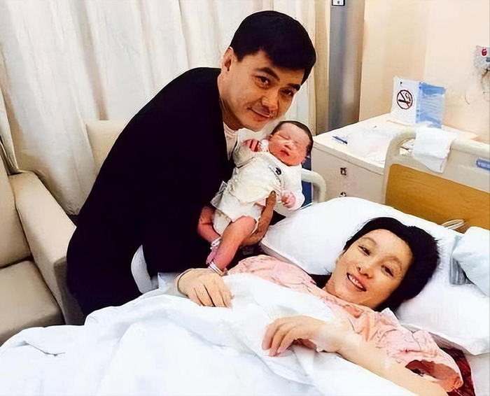 《被嘲最丑影后、诞下巨婴儿子,秦海璐半生翻盘活成顶配人生》配图 11 《被嘲最丑影后、诞下巨婴儿子,秦海璐半生翻盘活成顶配人生》配图 11