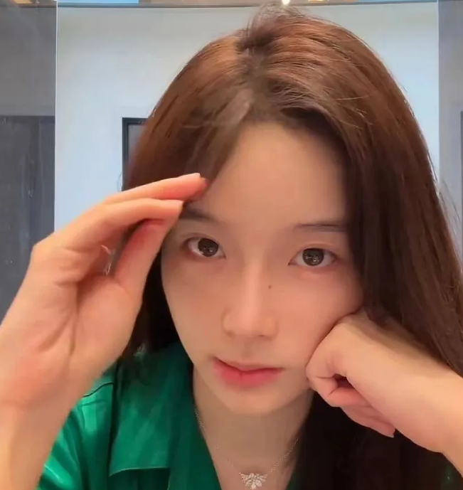 《卢本伟新女友疑似曝光,是平台头部女主播,戴口罩同行被网友认出》配图 3 《卢本伟新女友疑似曝光,是平台头部女主播,戴口罩同行被网友认出》配图 3