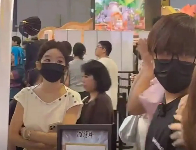 《卢本伟新女友疑似曝光,是平台头部女主播,戴口罩同行被网友认出》配图 4 《卢本伟新女友疑似曝光,是平台头部女主播,戴口罩同行被网友认出》配图 4