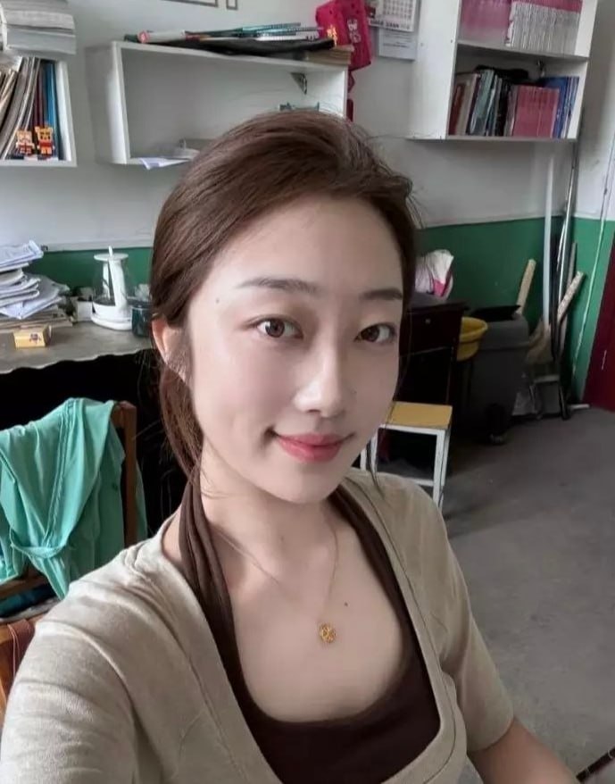 《极品人妻少妇蒋聘婷还是个老师,平日一副高冷的样子回到家就发骚勾引老公操自己》配图 1 《极品人妻少妇蒋聘婷还是个老师,平日一副高冷的样子回到家就发骚勾引老公操自己》配图 1