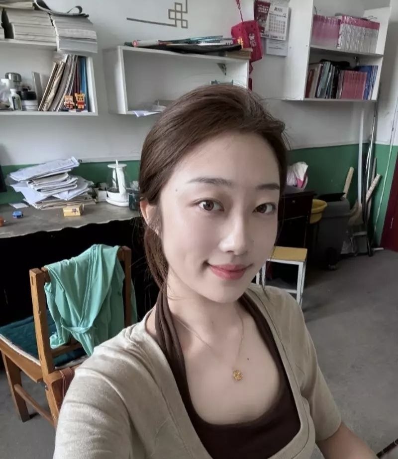 《极品人妻少妇蒋聘婷还是个老师,平日一副高冷的样子回到家就发骚勾引老公操自己》配图 4 《极品人妻少妇蒋聘婷还是个老师,平日一副高冷的样子回到家就发骚勾引老公操自己》配图 4