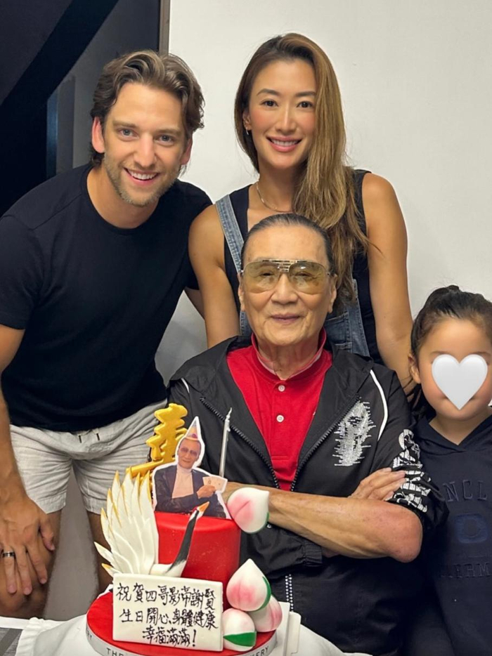 《谢婷婷为谢贤过90岁冥寿，晒三代同堂旧照，称告别是一生最难的事》配图 5