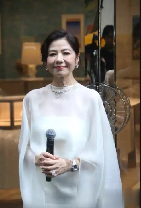 《66岁钟楚红罕见露面穿白裙不见老态,直言更爱独来独往》配图 2 《66岁钟楚红罕见露面穿白裙不见老态,直言更爱独来独往》配图 2