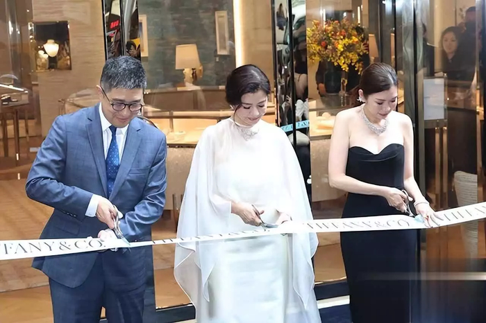 《66岁钟楚红罕见露面穿白裙不见老态,直言更爱独来独往》配图 4 《66岁钟楚红罕见露面穿白裙不见老态,直言更爱独来独往》配图 4