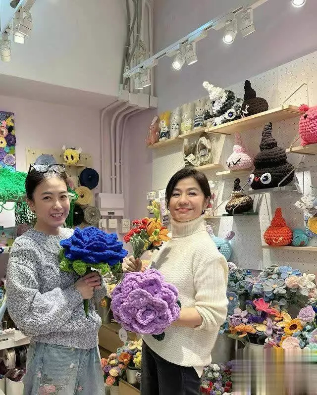 《66岁钟楚红罕见露面穿白裙不见老态,直言更爱独来独往》配图 8 《66岁钟楚红罕见露面穿白裙不见老态,直言更爱独来独往》配图 8