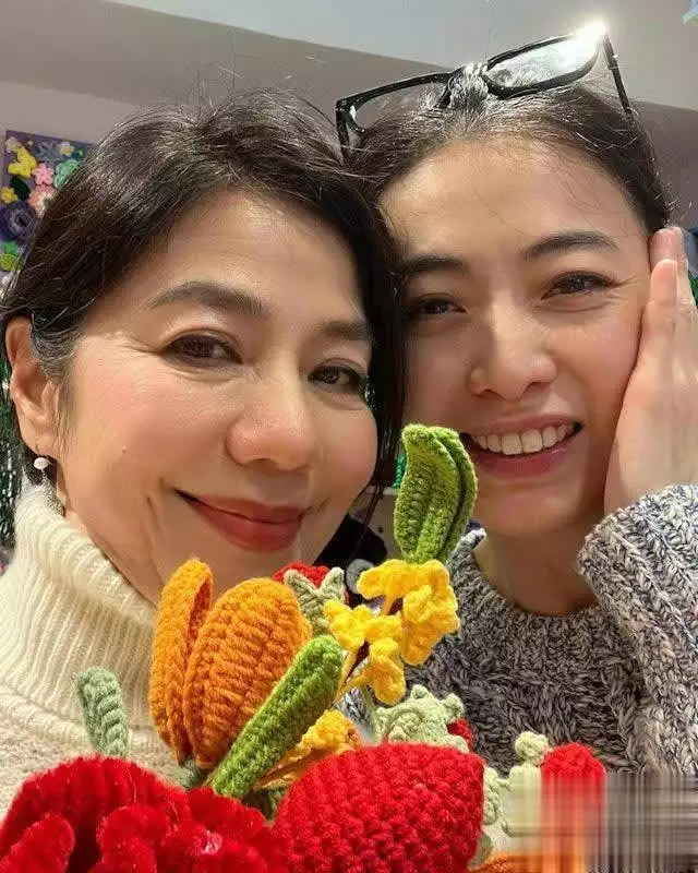 《66岁钟楚红罕见露面穿白裙不见老态,直言更爱独来独往》配图 9 《66岁钟楚红罕见露面穿白裙不见老态,直言更爱独来独往》配图 9