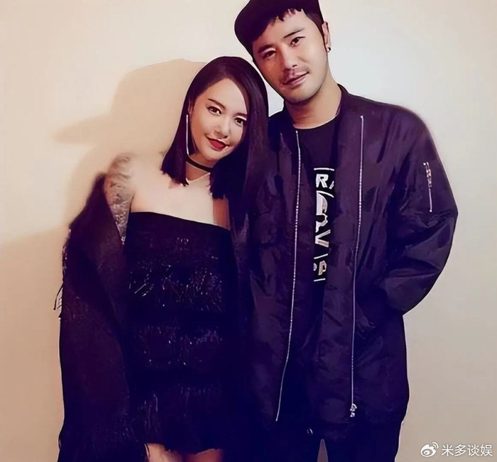 《47岁陈亦飞被曝当全职奶爸,小3岁谭维维称他最棒全职爸爸》配图 3 《47岁陈亦飞被曝当全职奶爸,小3岁谭维维称他最棒全职爸爸》配图 3