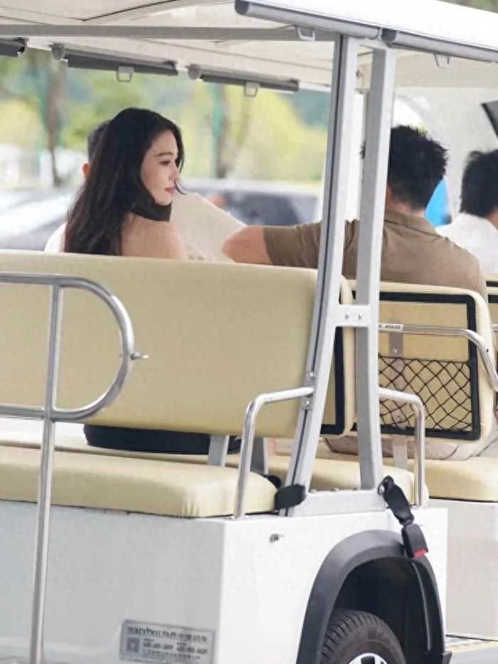 《偶遇张馨予和老公何捷在广州看车,夫妇俩男帅女美,同框好养眼》配图 1 《偶遇张馨予和老公何捷在广州看车,夫妇俩男帅女美,同框好养眼》配图 1