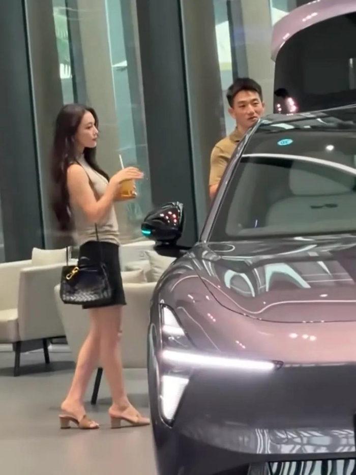 《偶遇张馨予和老公何捷在广州看车,夫妇俩男帅女美,同框好养眼》配图 2 《偶遇张馨予和老公何捷在广州看车,夫妇俩男帅女美,同框好养眼》配图 2