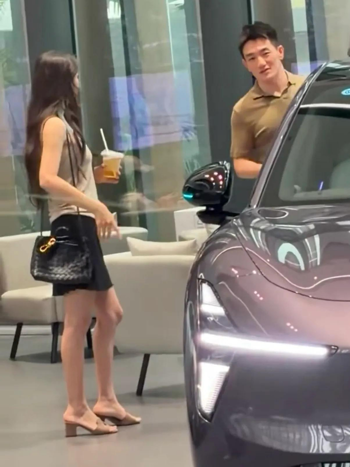 《偶遇张馨予和老公何捷在广州看车,夫妇俩男帅女美,同框好养眼》配图 3 《偶遇张馨予和老公何捷在广州看车,夫妇俩男帅女美,同框好养眼》配图 3