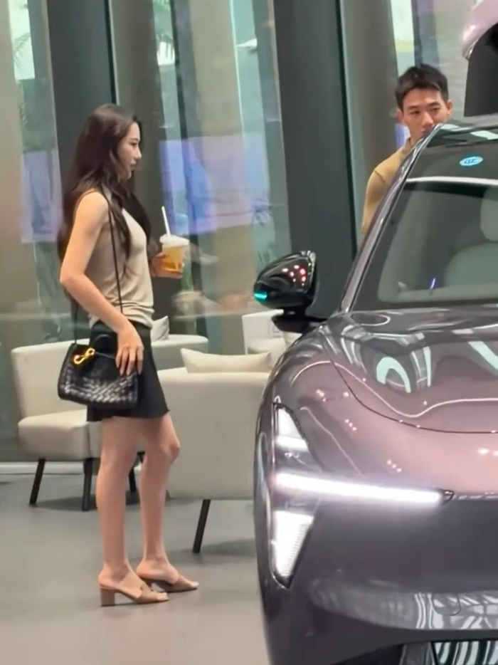 《偶遇张馨予和老公何捷在广州看车,夫妇俩男帅女美,同框好养眼》配图 4 《偶遇张馨予和老公何捷在广州看车,夫妇俩男帅女美,同框好养眼》配图 4