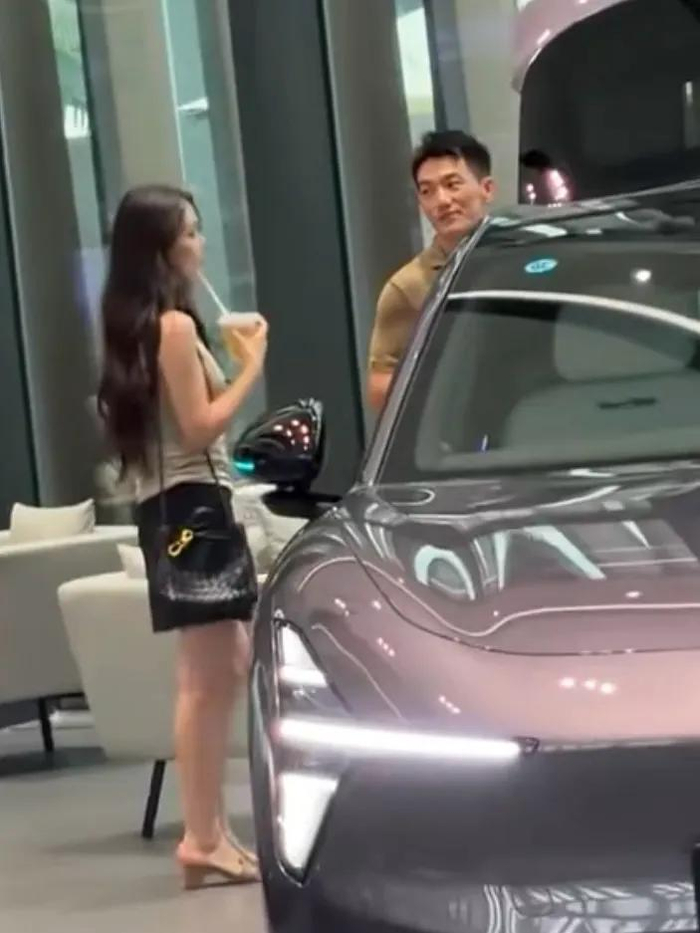 《偶遇张馨予和老公何捷在广州看车,夫妇俩男帅女美,同框好养眼》配图 5 《偶遇张馨予和老公何捷在广州看车,夫妇俩男帅女美,同框好养眼》配图 5