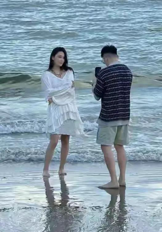 《偶遇张馨予和老公何捷在广州看车,夫妇俩男帅女美,同框好养眼》配图 7 《偶遇张馨予和老公何捷在广州看车,夫妇俩男帅女美,同框好养眼》配图 7