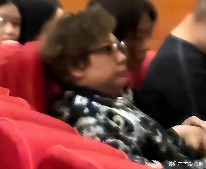 《韩红近况曝光!低调现身上海,染发烫头很自在,排场还是不小》配图 3 《韩红近况曝光!低调现身上海,染发烫头很自在,排场还是不小》配图 3